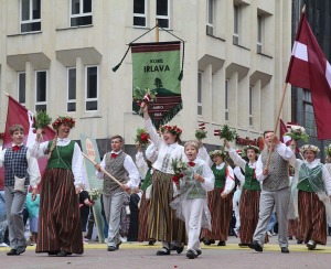 Rīdzinieki skata dziesmu un deju svētku dalībnieku gājienu Rīgā - «Novadu dižošanās» 11