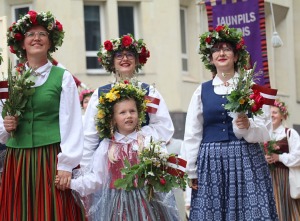 Rīdzinieki skata dziesmu un deju svētku dalībnieku gājienu Rīgā - «Novadu dižošanās» 12