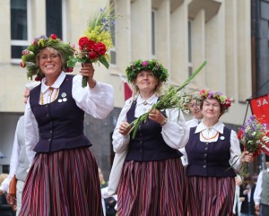 Rīdzinieki skata dziesmu un deju svētku dalībnieku gājienu Rīgā - «Novadu dižošanās» 13