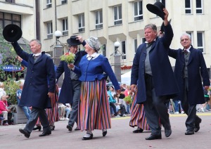 Rīdzinieki skata dziesmu un deju svētku dalībnieku gājienu Rīgā - «Novadu dižošanās» 14