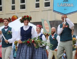 Rīdzinieki skata dziesmu un deju svētku dalībnieku gājienu Rīgā - «Novadu dižošanās» 15