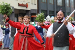 Rīdzinieki skata dziesmu un deju svētku dalībnieku gājienu Rīgā - «Novadu dižošanās» 17