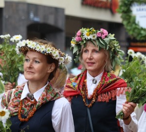 Rīdzinieki skata dziesmu un deju svētku dalībnieku gājienu Rīgā - «Novadu dižošanās» 18