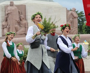 Rīdzinieki skata dziesmu un deju svētku dalībnieku gājienu Rīgā - «Novadu dižošanās» 2