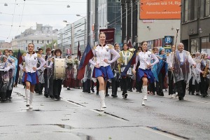 Rīdzinieki skata dziesmu un deju svētku dalībnieku gājienu Rīgā - «Novadu dižošanās» 21