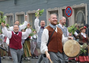 Rīdzinieki skata dziesmu un deju svētku dalībnieku gājienu Rīgā - «Novadu dižošanās» 22