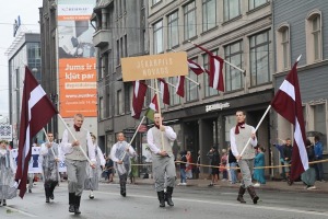 Rīdzinieki skata dziesmu un deju svētku dalībnieku gājienu Rīgā - «Novadu dižošanās» 25