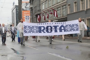 Rīdzinieki skata dziesmu un deju svētku dalībnieku gājienu Rīgā - «Novadu dižošanās» 27