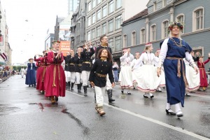 Rīdzinieki skata dziesmu un deju svētku dalībnieku gājienu Rīgā - «Novadu dižošanās» 28