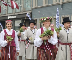 Rīdzinieki skata dziesmu un deju svētku dalībnieku gājienu Rīgā - «Novadu dižošanās» 29