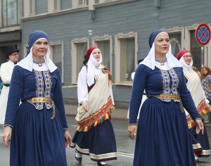 Rīdzinieki skata dziesmu un deju svētku dalībnieku gājienu Rīgā - «Novadu dižošanās» 30