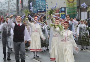Rīdzinieki skata dziesmu un deju svētku dalībnieku gājienu Rīgā - «Novadu dižošanās» 31
