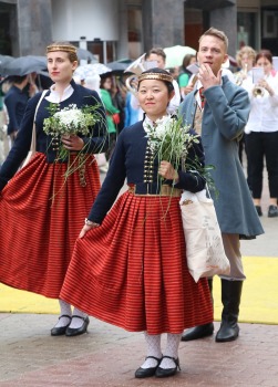 Rīdzinieki skata dziesmu un deju svētku dalībnieku gājienu Rīgā - «Novadu dižošanās» 33