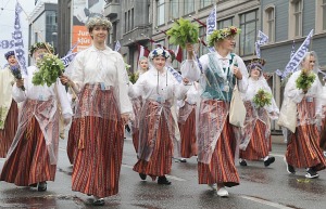 Rīdzinieki skata dziesmu un deju svētku dalībnieku gājienu Rīgā - «Novadu dižošanās» 34