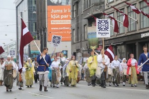 Rīdzinieki skata dziesmu un deju svētku dalībnieku gājienu Rīgā - «Novadu dižošanās» 35