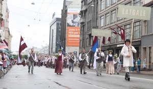 Rīdzinieki skata dziesmu un deju svētku dalībnieku gājienu Rīgā - «Novadu dižošanās» 36