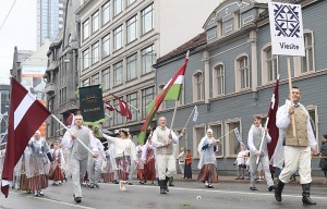 Rīdzinieki skata dziesmu un deju svētku dalībnieku gājienu Rīgā - «Novadu dižošanās» 37