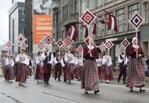 Rīdzinieki skata dziesmu un deju svētku dalībnieku gājienu Rīgā - «Novadu dižošanās» 38
