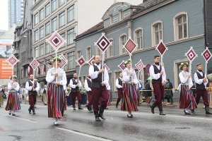 Rīdzinieki skata dziesmu un deju svētku dalībnieku gājienu Rīgā - «Novadu dižošanās» 39