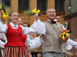 Rīdzinieki skata dziesmu un deju svētku dalībnieku gājienu Rīgā - «Novadu dižošanās» 4