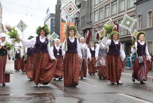 Rīdzinieki skata dziesmu un deju svētku dalībnieku gājienu Rīgā - «Novadu dižošanās» 40