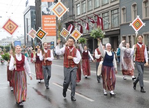 Rīdzinieki skata dziesmu un deju svētku dalībnieku gājienu Rīgā - «Novadu dižošanās» 41