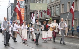 Rīdzinieki skata dziesmu un deju svētku dalībnieku gājienu Rīgā - «Novadu dižošanās» 43