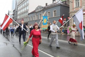Rīdzinieki skata dziesmu un deju svētku dalībnieku gājienu Rīgā - «Novadu dižošanās» 45