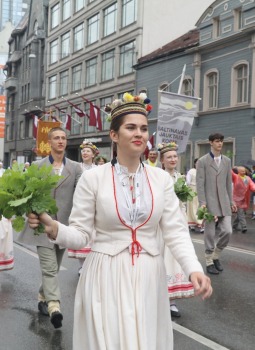 Rīdzinieki skata dziesmu un deju svētku dalībnieku gājienu Rīgā - «Novadu dižošanās» 46