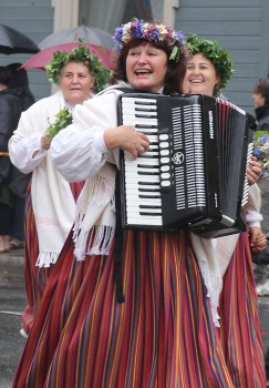Rīdzinieki skata dziesmu un deju svētku dalībnieku gājienu Rīgā - «Novadu dižošanās» 47