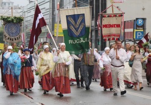 Rīdzinieki skata dziesmu un deju svētku dalībnieku gājienu Rīgā - «Novadu dižošanās» 48