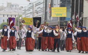 Rīdzinieki skata dziesmu un deju svētku dalībnieku gājienu Rīgā - «Novadu dižošanās» 49