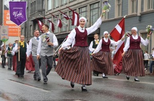 Rīdzinieki skata dziesmu un deju svētku dalībnieku gājienu Rīgā - «Novadu dižošanās» 50