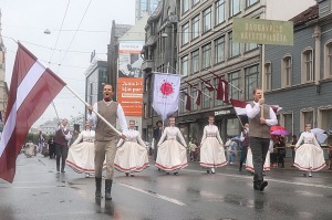 Rīdzinieki skata dziesmu un deju svētku dalībnieku gājienu Rīgā - «Novadu dižošanās» 51