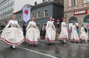 Rīdzinieki skata dziesmu un deju svētku dalībnieku gājienu Rīgā - «Novadu dižošanās» 52