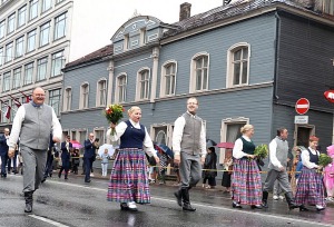 Rīdzinieki skata dziesmu un deju svētku dalībnieku gājienu Rīgā - «Novadu dižošanās» 53