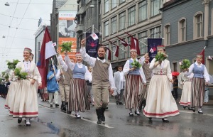 Rīdzinieki skata dziesmu un deju svētku dalībnieku gājienu Rīgā - «Novadu dižošanās» 55