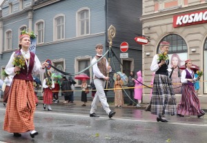 Rīdzinieki skata dziesmu un deju svētku dalībnieku gājienu Rīgā - «Novadu dižošanās» 58