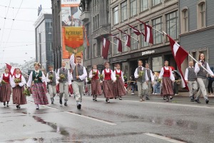 Rīdzinieki skata dziesmu un deju svētku dalībnieku gājienu Rīgā - «Novadu dižošanās» 59