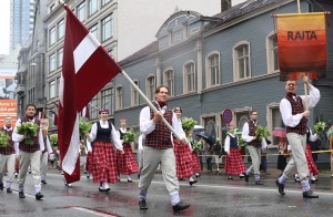 Rīdzinieki skata dziesmu un deju svētku dalībnieku gājienu Rīgā - «Novadu dižošanās» 60