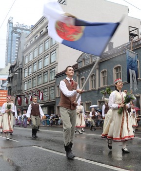 Rīdzinieki skata dziesmu un deju svētku dalībnieku gājienu Rīgā - «Novadu dižošanās» 61