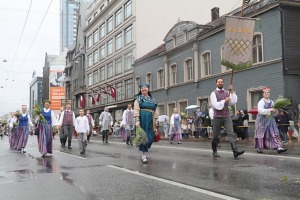 Rīdzinieki skata dziesmu un deju svētku dalībnieku gājienu Rīgā - «Novadu dižošanās» 62