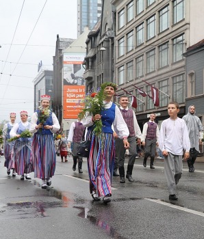 Rīdzinieki skata dziesmu un deju svētku dalībnieku gājienu Rīgā - «Novadu dižošanās» 63