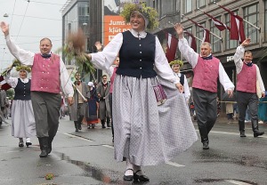 Rīdzinieki skata dziesmu un deju svētku dalībnieku gājienu Rīgā - «Novadu dižošanās» 66