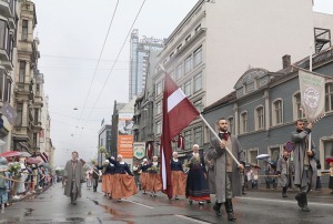 Rīdzinieki skata dziesmu un deju svētku dalībnieku gājienu Rīgā - «Novadu dižošanās» 67