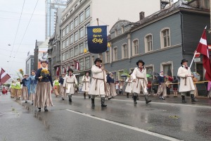 Rīdzinieki skata dziesmu un deju svētku dalībnieku gājienu Rīgā - «Novadu dižošanās» 68