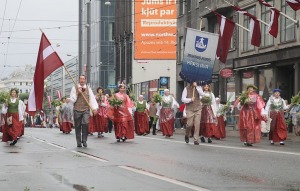 Rīdzinieki skata dziesmu un deju svētku dalībnieku gājienu Rīgā - «Novadu dižošanās» 69