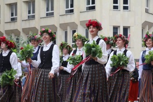 Rīdzinieki skata dziesmu un deju svētku dalībnieku gājienu Rīgā - «Novadu dižošanās» 7