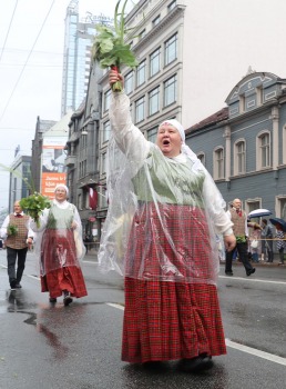 Rīdzinieki skata dziesmu un deju svētku dalībnieku gājienu Rīgā - «Novadu dižošanās» 71