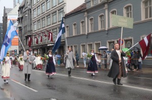 Rīdzinieki skata dziesmu un deju svētku dalībnieku gājienu Rīgā - «Novadu dižošanās» 72